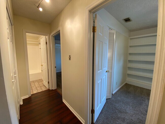 Building Photo - Adorable 3/2 on large corner lot