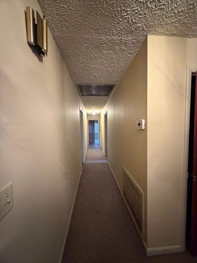 Building Photo - Maryville City  37801 - 3 bedroom, 2.5 bath home - Contact Debra Johnson (865) 591-8281