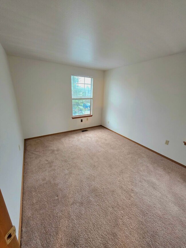 Building Photo - Federal Way tri-level rental home - 3 bedroom plus den, 3 bathrooms, 2 car garage, Available NOW!