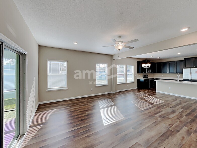 Building Photo - 245 Hemlock Pt