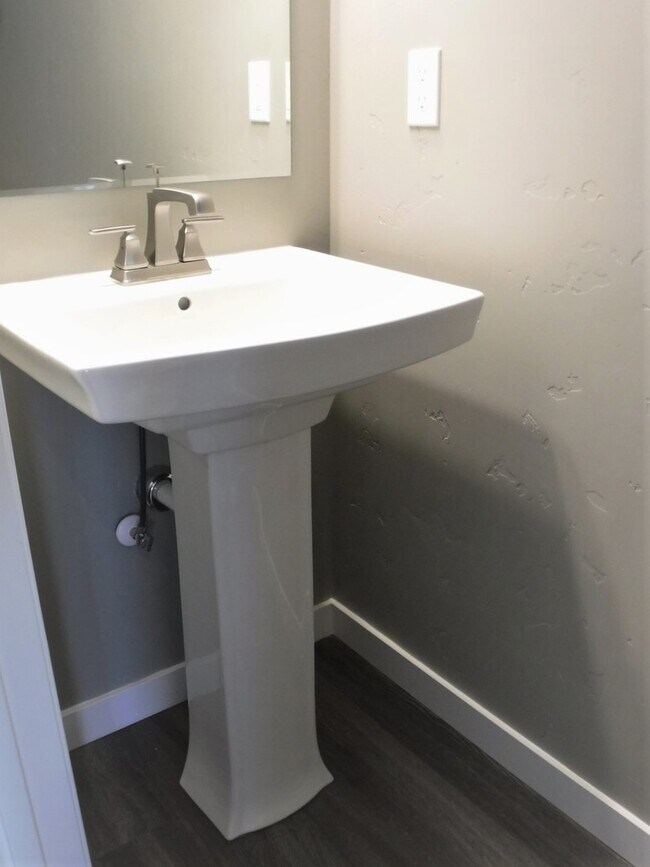 Building Photo - Beautiful and spacious 4 bed 2.5 bath home in Sovi Sub just off Eagle and Victory