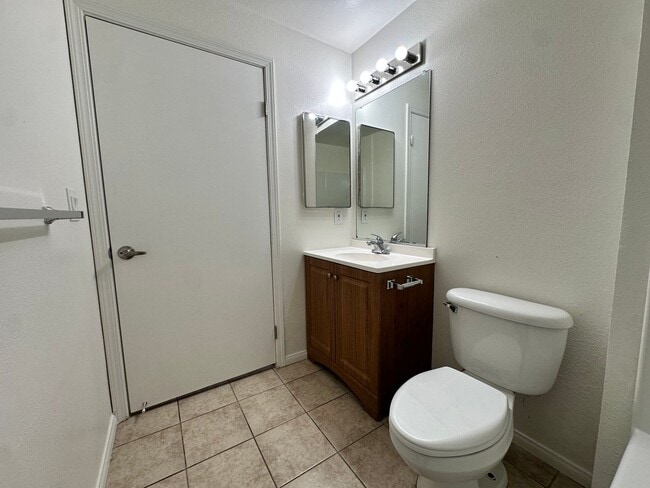 Building Photo - Spacious 2bed2bath Newly Renovated condo, Ready got Move In! adjacent to Warner Center/Woodland H...