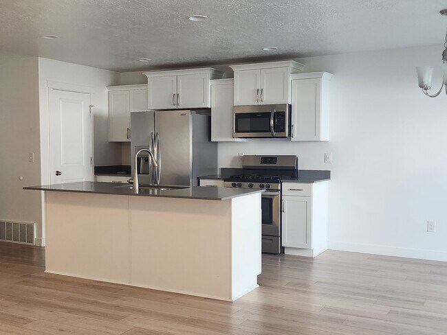 Building Photo - 14928 Messi St