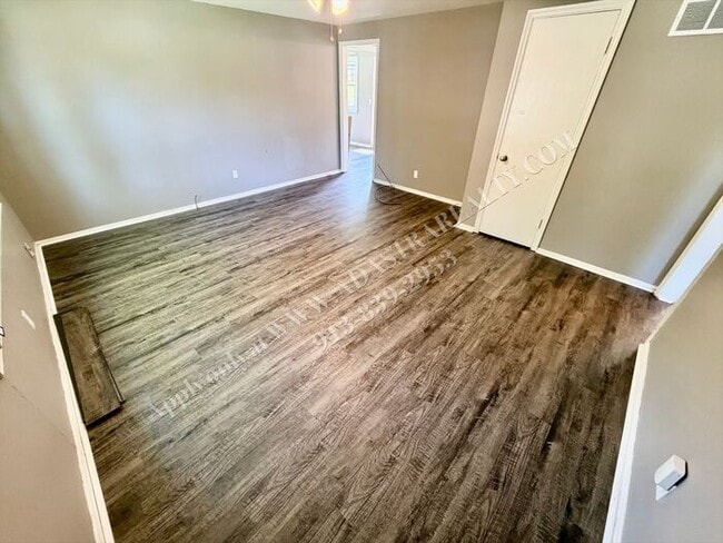 Building Photo - Cute 3 Bed 1 Bath in Raytown-Available NOW!!