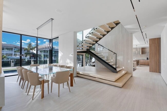 Building Photo - 641 Flamingo Dr