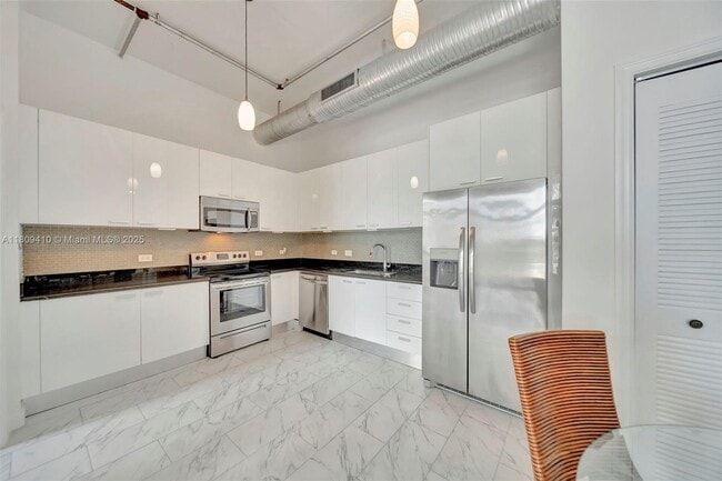 Building Photo - 2100 Van Buren St