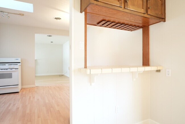 Building Photo - Charming Three Bedroom West Park Neighborh...