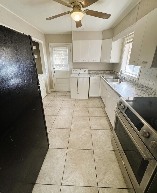 Building Photo - 830 Stratford Rd