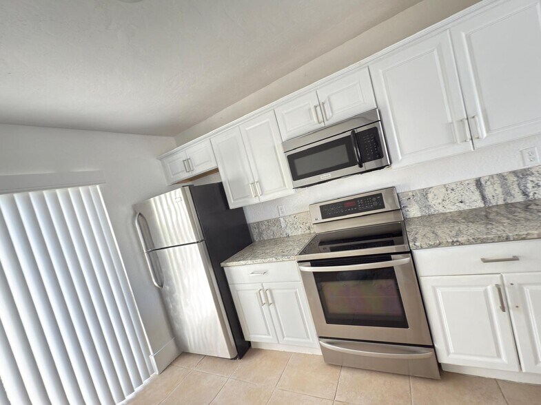 Building Photo - 887 Crystal Lake Dr