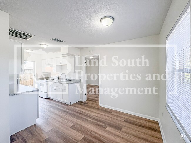 Building Photo - 420 Allamanda Dr