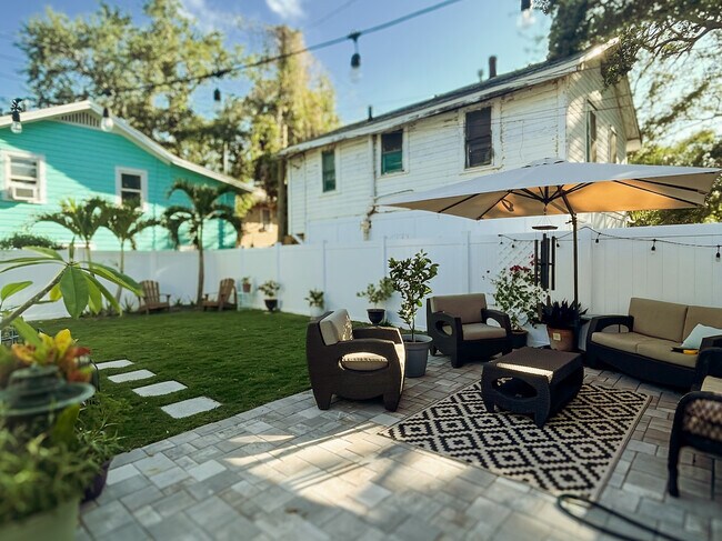 Building Photo - 860 13th Ave S