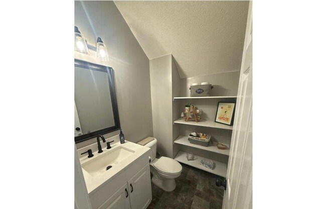 Building Photo - 3 Bed 2.5 Bath Single-Family Home