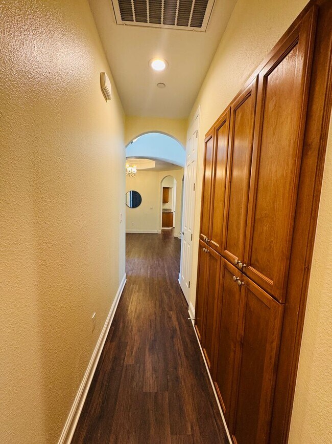 Building Photo - Beautiful 3 Bedroom 2 Bath Home in Los Banos FOR RENT!