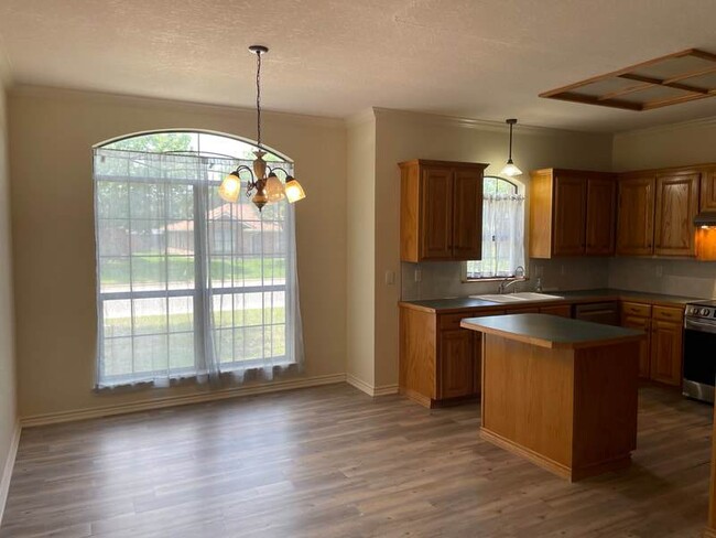 Building Photo - Highly sought after 3 bedroom in Tanglewoo...