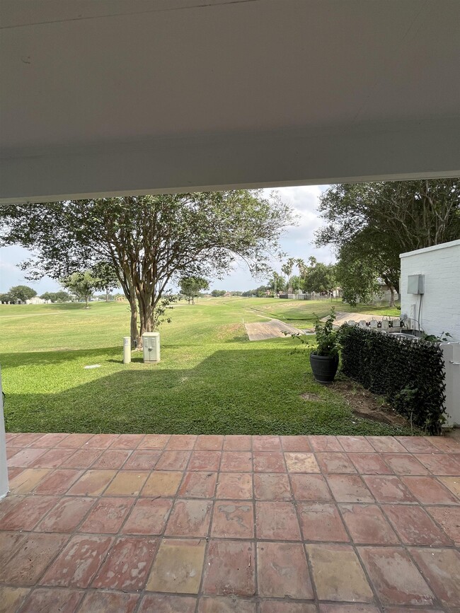 Building Photo - 1800 Country Club Dr