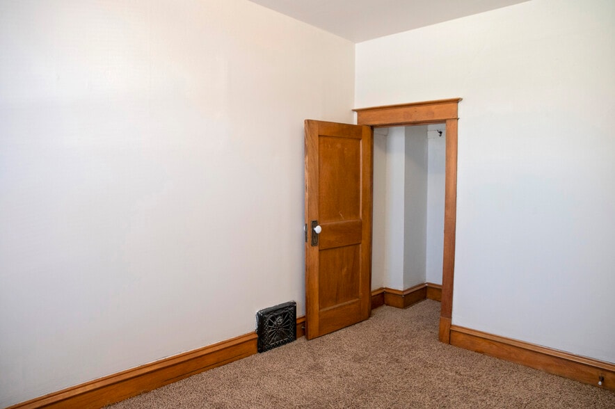 Building Photo - 609 5th Ave