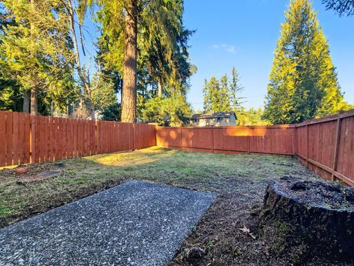 Building Photo - AVAILABLE NOW! Spacious Kingsgate Home with New Flooring & Appliances