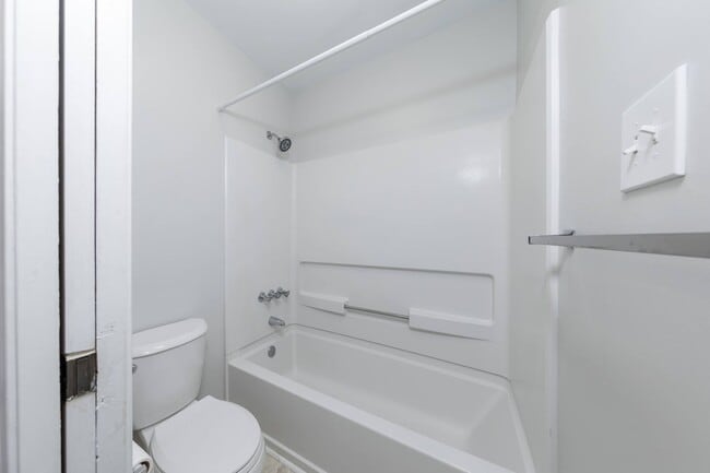 Building Photo - TWO ENSUITES!