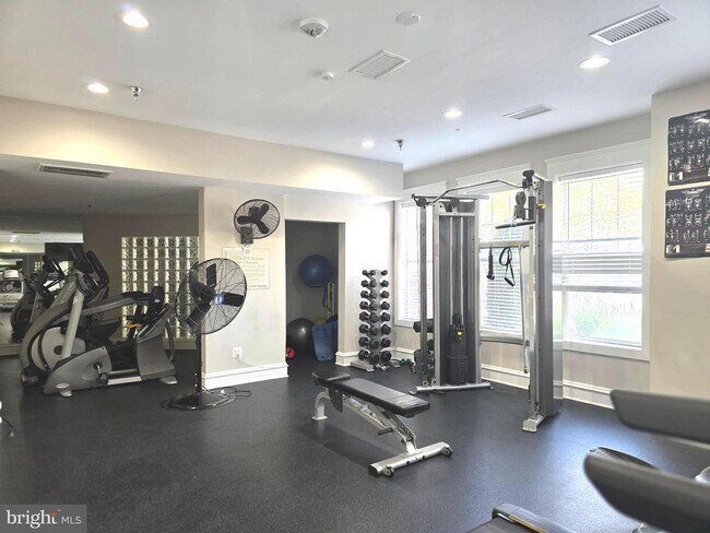 Building Photo - 1645 International Dr