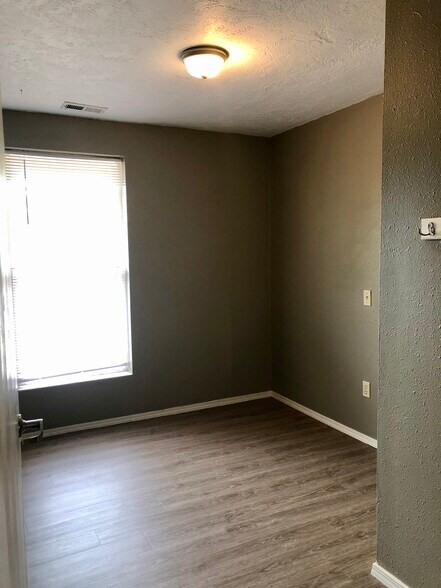 Small south bedroom - 105 W 2nd St