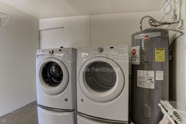 Building Photo - 1527 W Huntington Dr