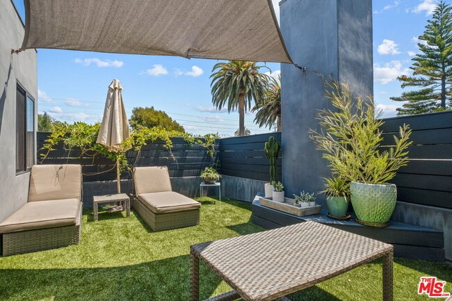 Building Photo - 835 Superba Ave