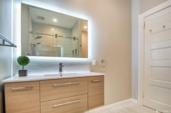 Building Photo - 3242 Washington St