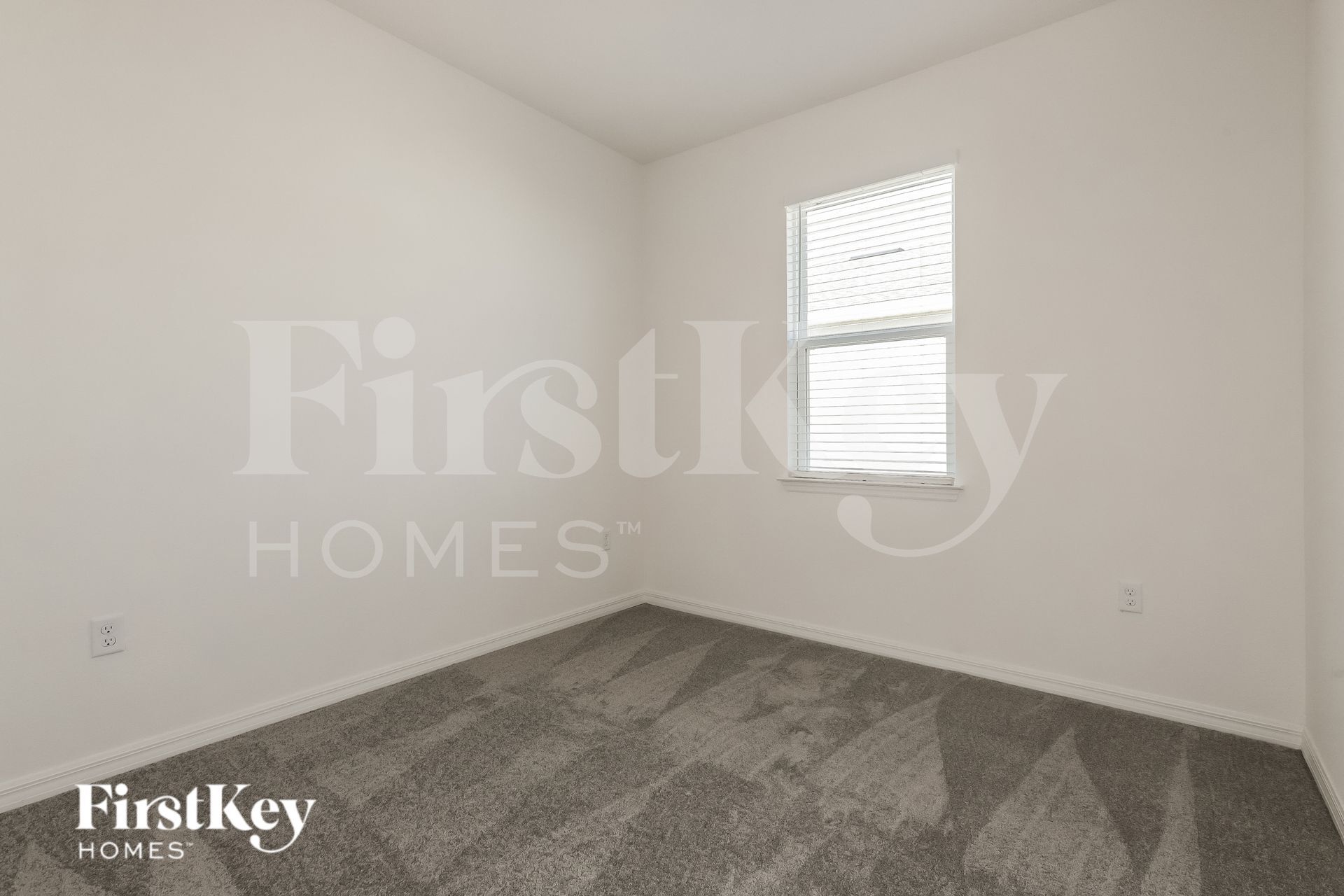 Building Photo - 422 Reina Wy