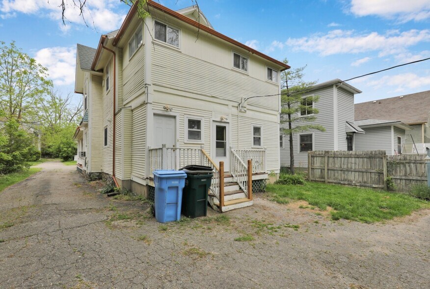 Building Photo - 716 N Walnut St