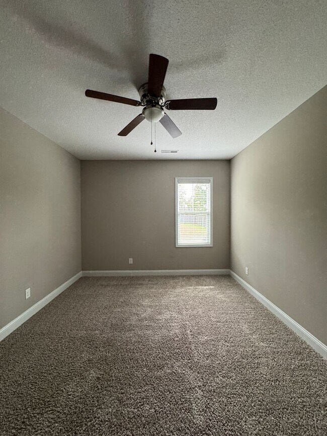 Building Photo - Spacious 4 Bed 3 Bath Home with Fenced Yard