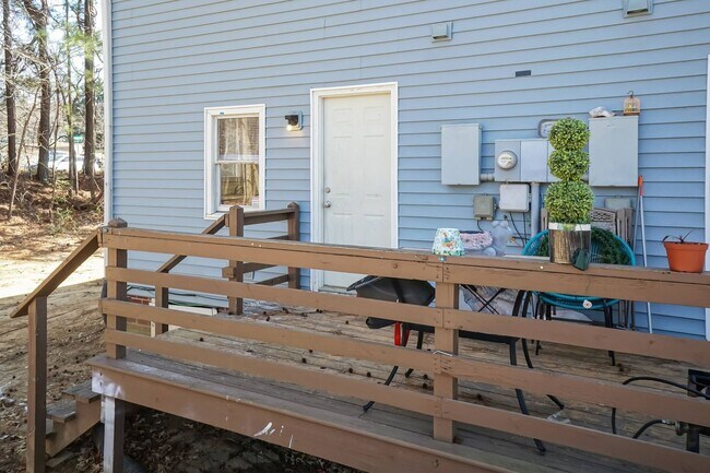 Building Photo - Two Bedroom Home!