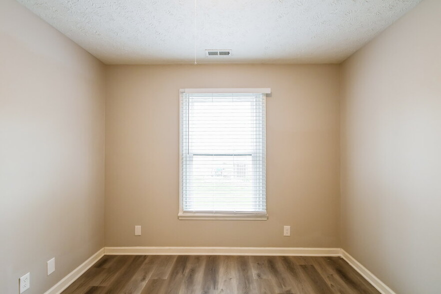 Building Photo - 5453 Vicksburg Dr