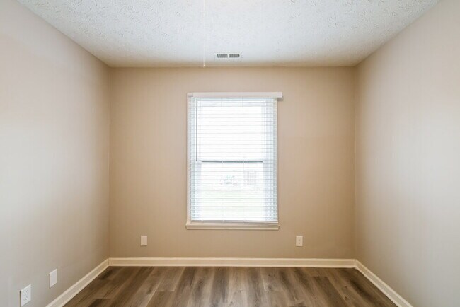 Building Photo - 5453 Vicksburg Dr