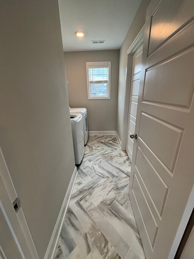 Building Photo - 4 Bedroom 2 1/2 Bath Pet Friendly Home For Rent Near Post!