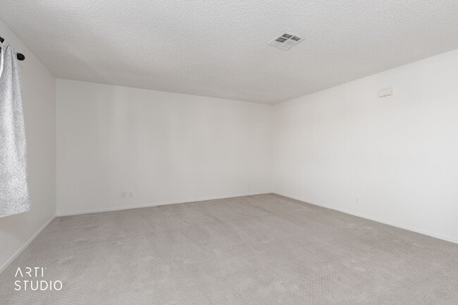 Building Photo - Beautiful upstairs 2-bedroom, 2-bathroom apartment