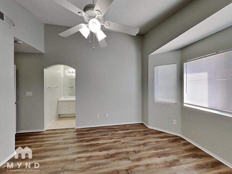 Building Photo - 1328 Sun Point Dr