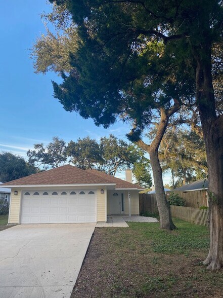 Building Photo - 495 Pyrus St