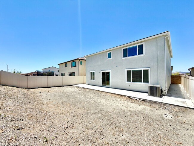 Building Photo - Move-In Ready 5 Bedroom Home with Solar & Large Loft