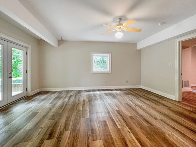 Building Photo - Secluded Near West End 5 bedroom