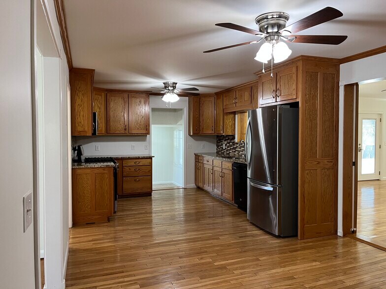 Large eat in kitchen - 2101 Jade Dr