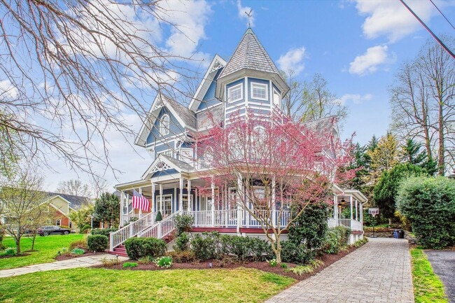 Building Photo - Stunning and Spacious Single Family Home S...