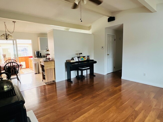 Building Photo - Beautiful yard, 3 bedroom 1 bath rambler i...