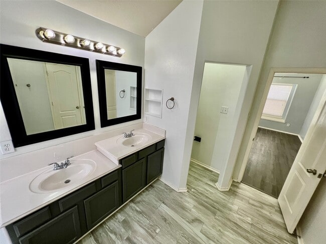 Building Photo - 3210 Blue Bonnet Dr