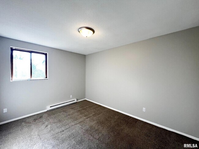 Building Photo - 15804 3rd St