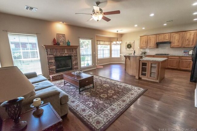 Building Photo - 5 Bedroom Home In Broken Arrow