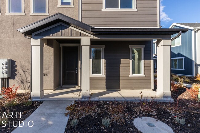 Building Photo - Beautiful Townhome in West Haven