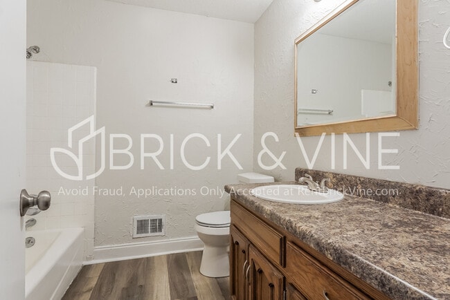Building Photo - 2228 Cedarcrest Dr