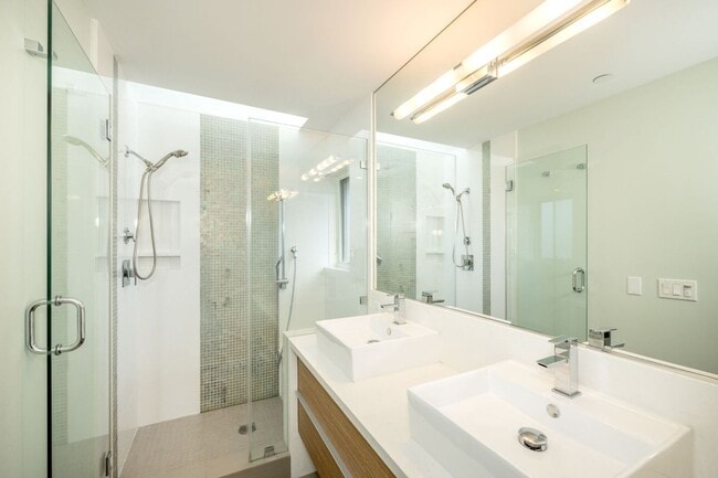 Building Photo - 13 Year "Young" 3 Bed, 3 Bath Contemporary Home- Steps to University Ave!