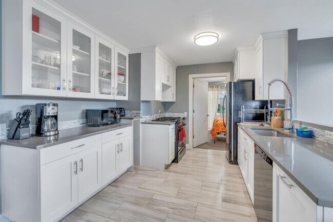 Building Photo - 665 Columbus St E