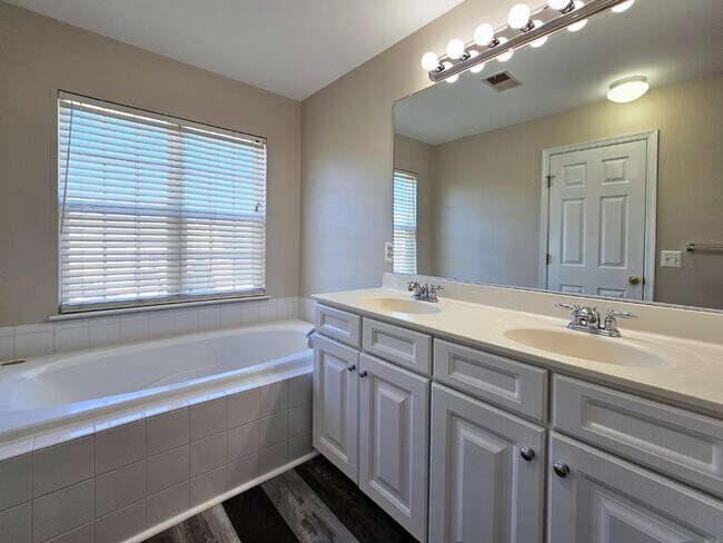 Building Photo - 4 BR Townhouse in Idlewild
